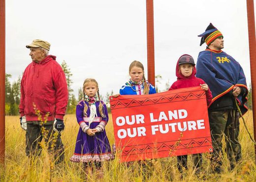 Samis manifestant contre une exploitation forestière sur leur terre, nord de la Finlande en septembre 2018. Crédit : Greenpeace