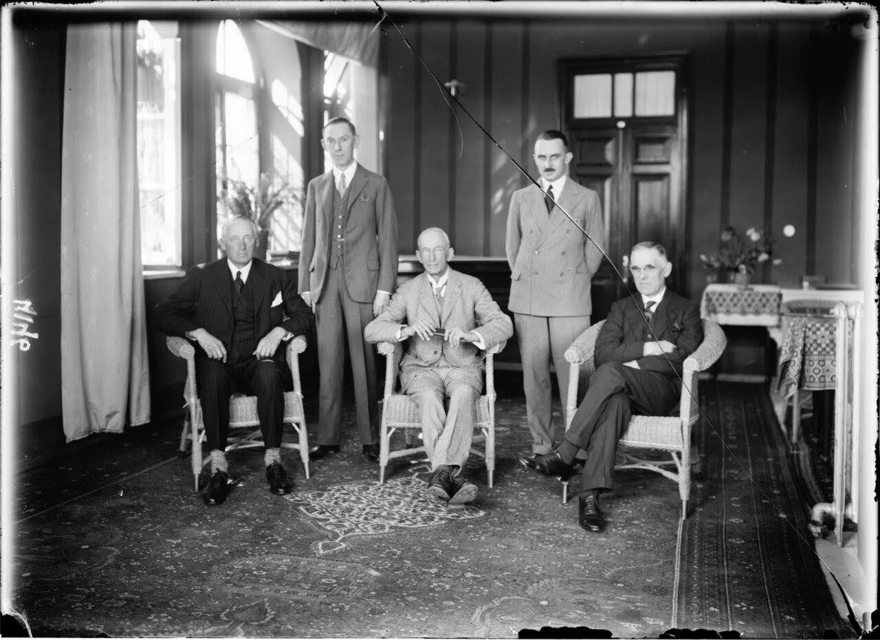 Photographie de groupe des membres de la Commission d'enquête sur les troubles palestiniens d'août 1929, plus connue sous le nom de Commission Shaw, créée pour enquêter sur les émeutes palestiniennes de 1929 qui causèrent la mort de 243 Juifs et Arabes. Le président de la Commission, Sir Walter Sidney Shaw, est assis au centre. De gauche à droite : Henry Betterton, Rhys Hopkin Morris, Walter Sidney Shaw, (?) peut-être T.I.K. Lloyd du Bureau des Colonies, Henry Snell.