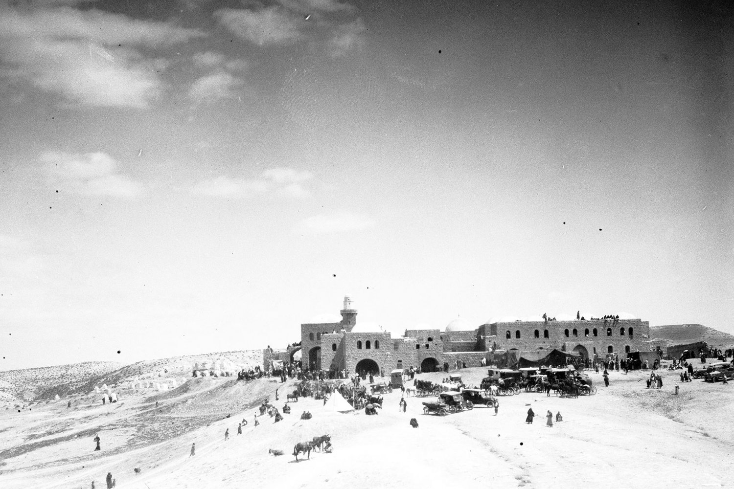 Paysage en noir et blanc entourant le sanctuaire et la mosquée de Nabi Musa dans le désert de Jéricho, début des années 1920.