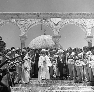 Roi Abdallah 1er visitant le dôme du rocher, 1948 - Wikicommons