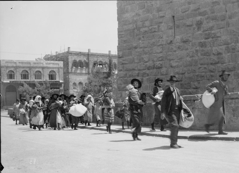 Juifs fuyant la vieille ville de Jérusalem, août 1929 American Colony - Library of Congress