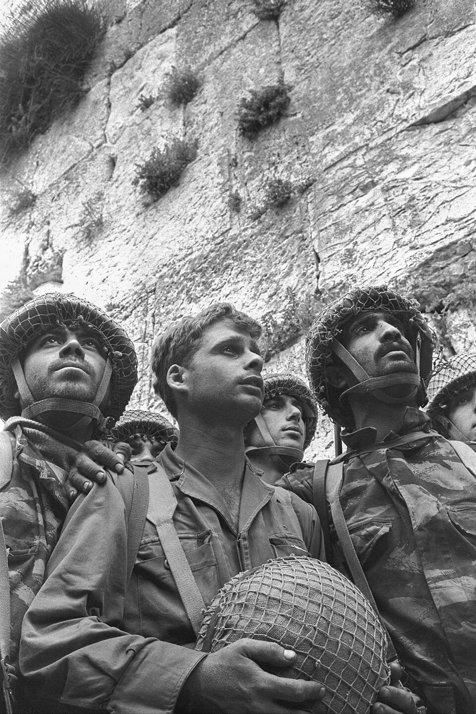 SIX DAY WAR. ISRAELI PARATROOPERS STAND IN FRONT OF THE WESTERN WALL IN JERUSALEM.